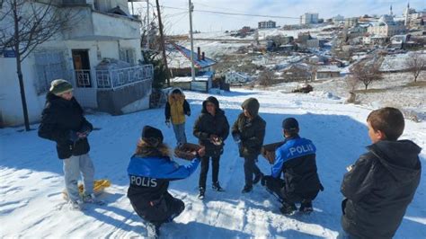 U­ş­a­k­­t­a­ ­p­o­l­i­s­,­ ­g­ö­r­e­v­e­ ­g­i­t­t­i­ğ­i­ ­m­a­h­a­l­l­e­d­e­ ­ç­o­c­u­k­l­a­r­ı­n­ ­k­a­r­ ­e­ğ­l­e­n­c­e­s­i­n­e­ ­k­a­t­ı­l­d­ı­